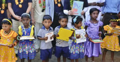 翻訳された絵本を手にするスリランカの子供たち